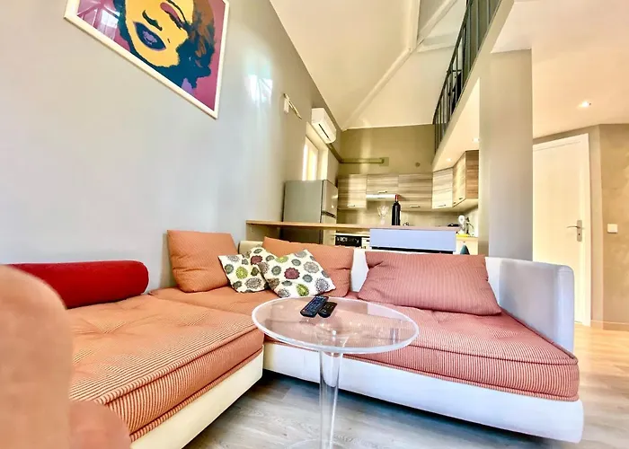 Lovely & Sunny Loft Heart Of With A/c!